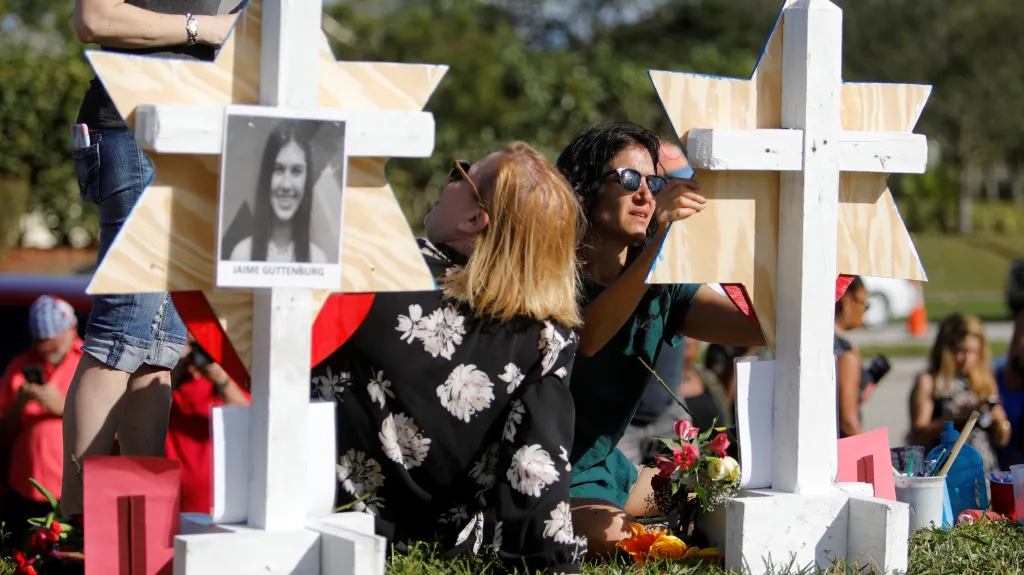 Pieta před budovou střední školy v Parklandu