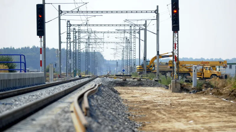 Při modernizaci dostala hradecko-pardubická trať druhou kolej, díky které nebude vlaky zdržovat vzájemné křižování. Současně vzrostla traťová rychlost