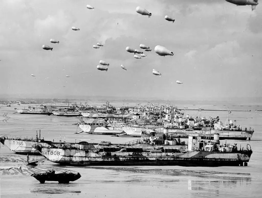 Linie britských sil na pobřeží Normandie s balónovou palbou, která má odradit nepřátelský letecký útok, na fotografii pořízené těsně před invazí
