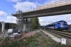 Most nad železniční tratí u Havlíčkova Brodu budou stavbaři spouštět na pilíře tři dny