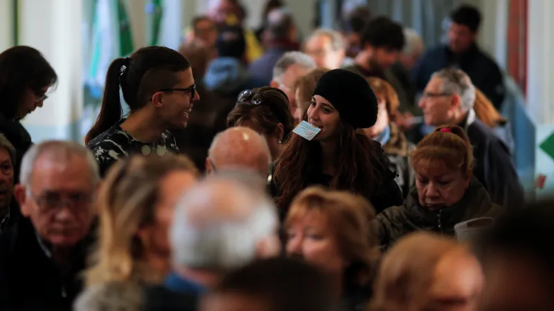 Při regionálních volbách v Katalánsku se před volebními místnosmi tvořily dlouhé fronty