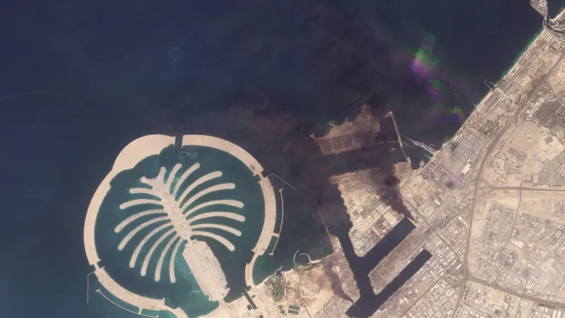 Následky dopadu trosek z rakety vypálené na Dubaj (1. března 2026)