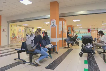 Nemocných přibývá hlavně mezi dětmi. Čeká se na další dodávky antibiotických sirupů