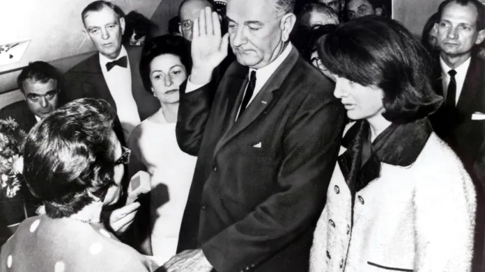 Prezidentský slib Lyndona B. Johnsona na palubě Air Force One krátce po vraždě J. F. Kennedyho
