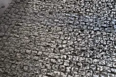 Dlažební kostky z židovských náhrobků postupně zmizí z pražských ulic. Židovská obec je pietně uchová