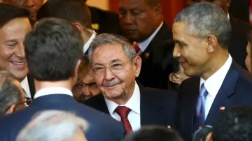 Raúl Castro a Barack Obama před zahájením summitu v Panamě
