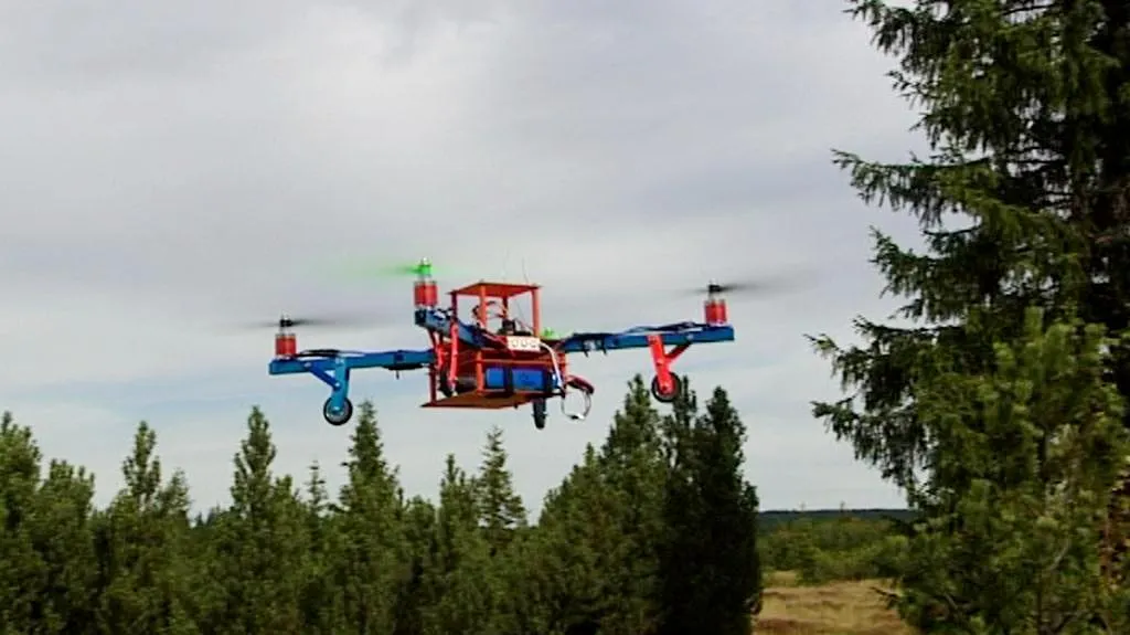 Nad Šumavou létá model vrtulníku