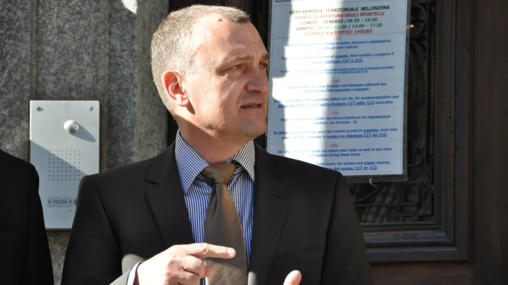Antonín Koláček před budovou soudu v Bellinzoně