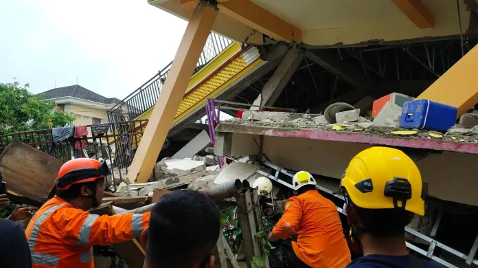 Záchranáři na Sulawesi hledají lidi v troskách domů