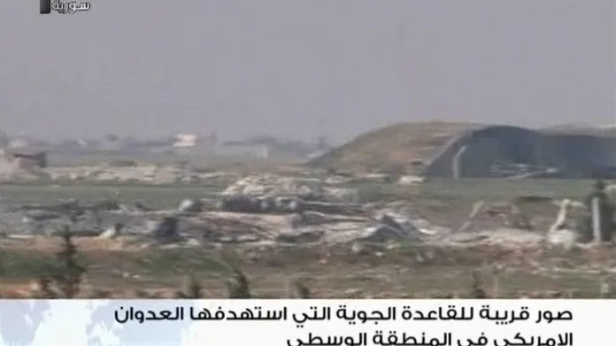 Záběr ze syrské státní televize na základnu po útoku