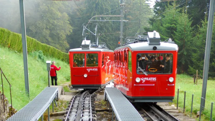 I když jsou vozy Pilatusbahn principiálně shodné, dva z nich jsou novější než zbytek. Lze je rozpoznat hlavně díky jinému čelu s jedním sklem a třemi svítilnami namísto jedné