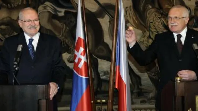 Václav Klaus ukazuje slovenské euro, které dostal od Ivana Gašparoviče.