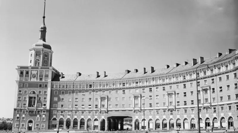 Dům s věží - nejvýraznější stavba komplexu Oblouk v Porubě (1958)