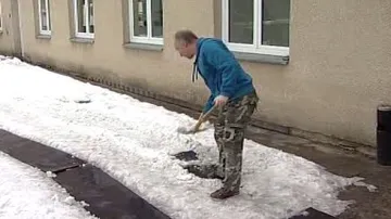 Nezaměstnaný při úklidu sněhu