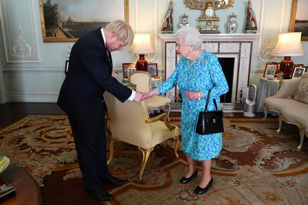 Velká Británie se dočkala nového ministerského předsedy. Borise Johnsona oficiálně uvedla do úřadu britská královna Alžběta II.