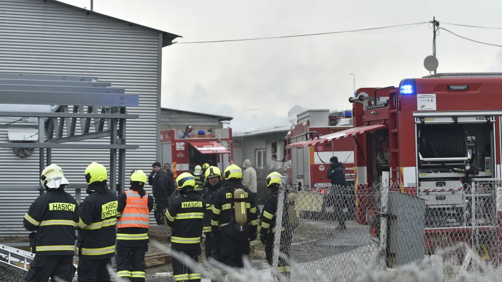 K požáru v Holasicích vyjely desítky hasičů