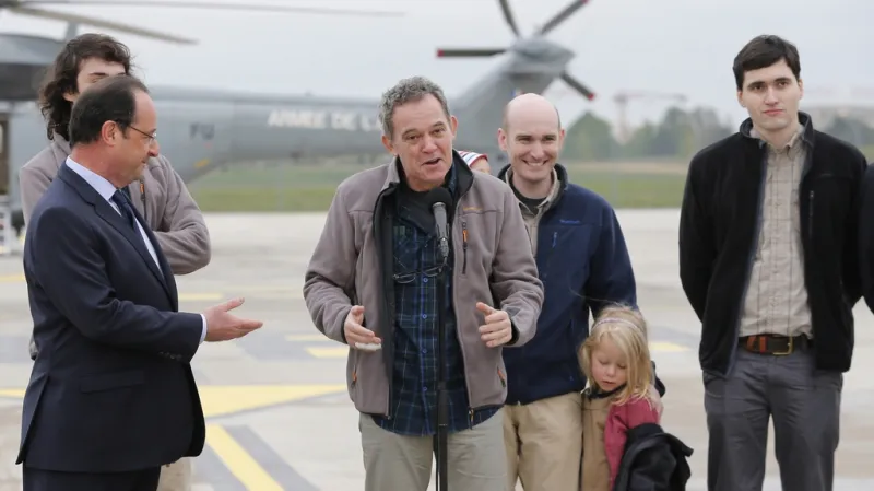 Nicolas Hénin (druhý zprava) se dostal spolu s dalšími třemi Francouzi domů loni v dubnu