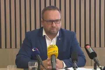 Firmám chybí čtvrt milionu zaměstnanců, na odvodech to znamená 45 miliard, řekl Jurečka