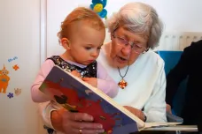 Babičky mají raději vnoučata než své vlastní děti, naznačuje studie
