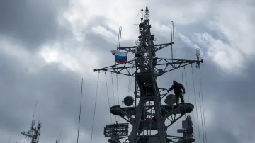 Ruští vojáci vyvěsili na korvetě Chmelnickyj ruskou vlajku