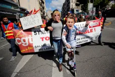 První máj ve Francii: Do ulic vyšli stoupenci a odpůrci krajní pravice, došlo i na střety