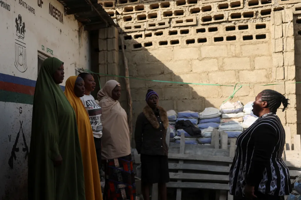 Dnes v ulicích Josu hlídkuje dvacet žen – deset křesťanek a deset muslimek, které společně od 21 hodin do 1 hodiny ranní společně čelí dealerům drog, zlodějům a teenagerům ozbrojeným šavlemi a někdy i pistolemi