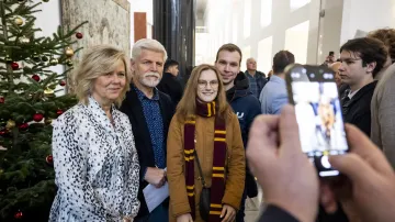 Návštěvníci Pražského hradu se fotí s prezidentem Petrem Pavlem a jeho ženou Evou