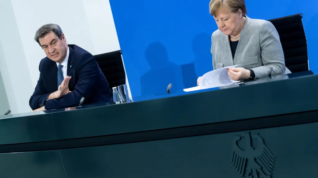 Bavorský premiér Markus Söder (CSU) s kancléřkou Angelou Merkelovou (CDU) během brífinku k epidemii koronaviru