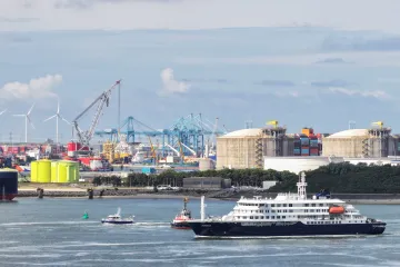 Loď s hantavirem zakotvila v Rotterdamu k dezinfekci