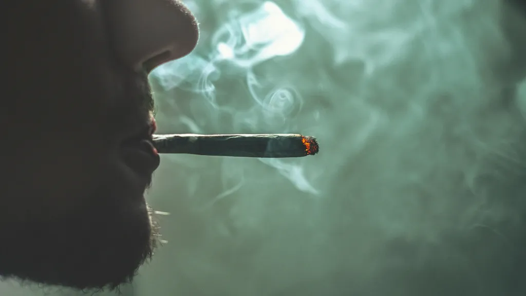Kuřák marihuany. Ilustrační snímek