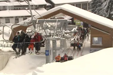 Krkonoše přivítaly první lyžaře, letos si pořádně připlatí