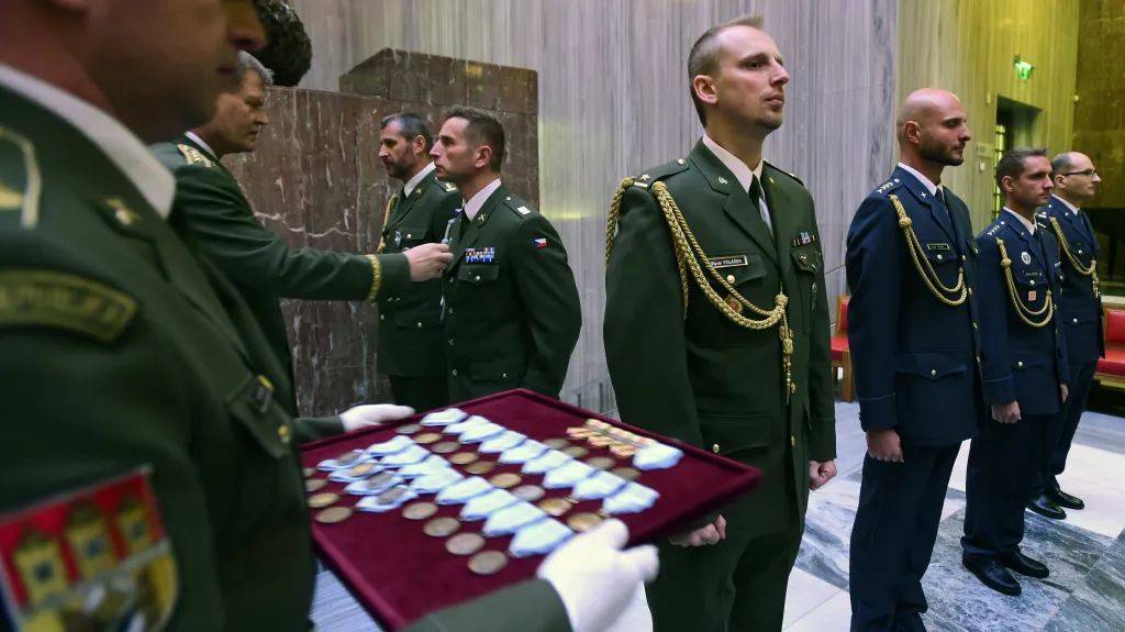 Vojáci dostali medaile za službu v zahraničí