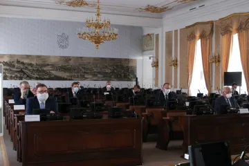 Poslanci se kvůli koronaviru zatím nesejdou, jsou ale připraveni, zaznělo po schůzce šéfů stran s Babišem