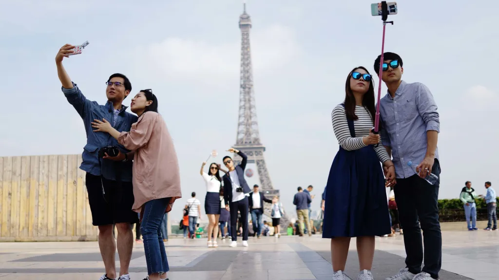 Turisti u Eiffelovy věže