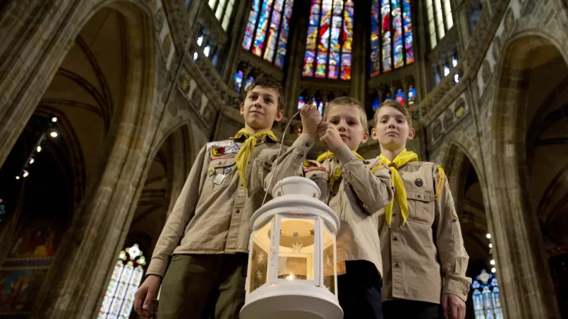 Skauti s lucernou v katedrále sv. Víta na Pražském hradě