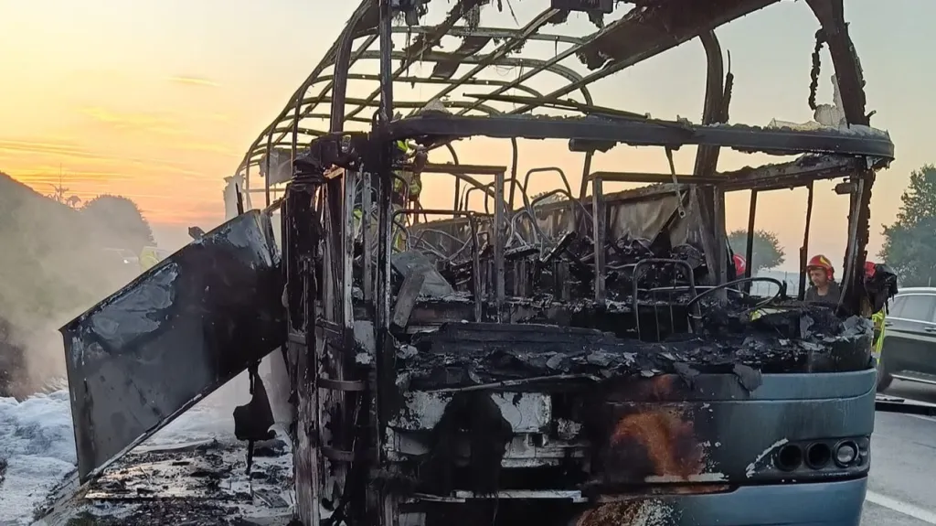 Ohořelý autobus na polské dálnici