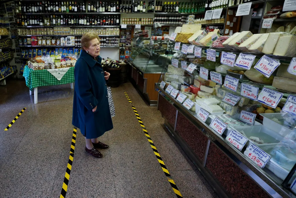 Zákaznice jednoho z římských obchodů se sýrem se drží ve „svém“ vymezeném prostoru