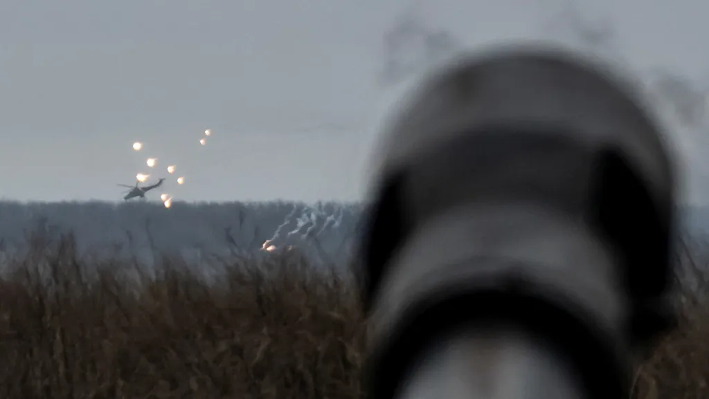 Ukrajinský vrtulník u frontové linie u Bachmutu