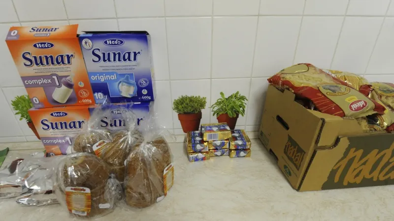 Armáda spásy rozděluje jídlo lidem, kterým nepřišly dávky