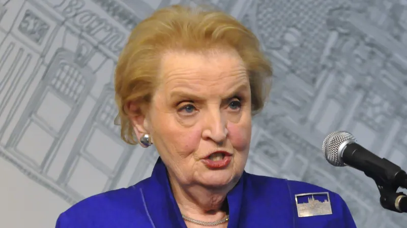 Madeleine Albrightová s broží se siluetou Hradčan