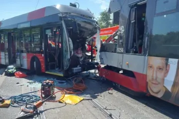 Při srážce autobusu a tramvaje v pražských Záběhlicích bylo zraněno patnáct lidí