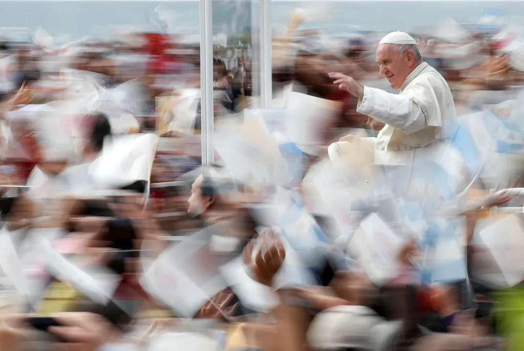 Papež František zdraví věřící během své návštěvy Nagasaki v Japonsku