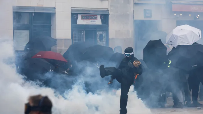 Protestující v Nantes házeli dělobuchy