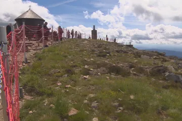 V Krkonoších vztyčili kvůli neukázněným turistům ochranné sítě