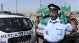 Vedro - policisté se zásobují tekutinami