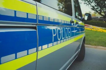 V centru Lipska vjelo auto do lidí, podle místních médií dva lidé zemřeli