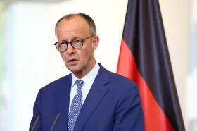 EU zpřísní protiruské sankce, pokud se do týdne nepokročí k míru, hrozí Merz