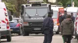 Francouzská policie před domem Mohammeda Meraha