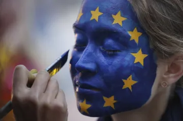 Volný pád německé koalice, Macronova mizérie a britská frustrace. Média hodnotí výsledky voleb