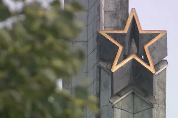 Lotyšsko se zbavuje reliktů sovětské minulosti. Ruská menšina protestuje